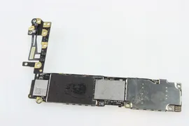 Материнская плата iPhone 6 повреждена