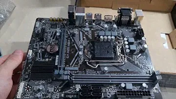 Распаковка материнской платы Gigabyte H410M S2H из Rozetka